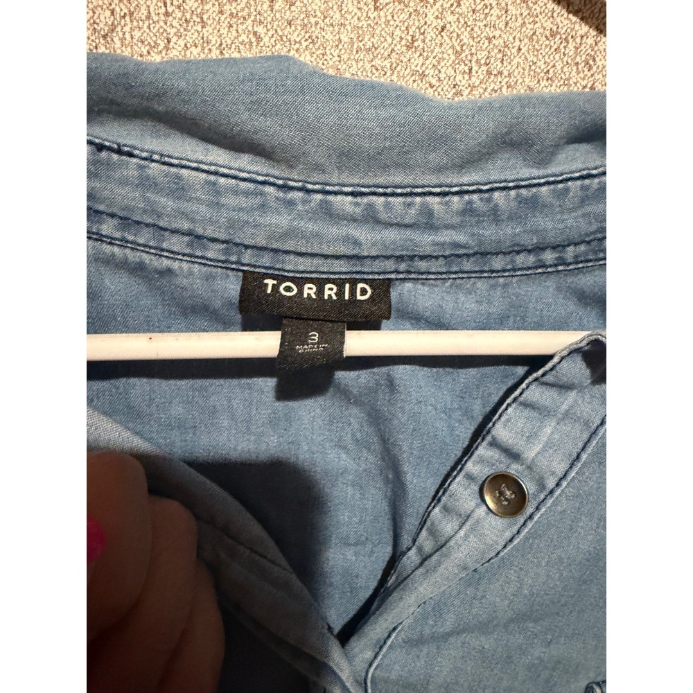 Torrid Womens Light Wash Denim Button Down Shirt Long Sleeve Plus Size 3 3X - Picture 3 of 6